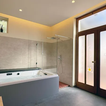 La Camelia Bianca 3* レーリチ